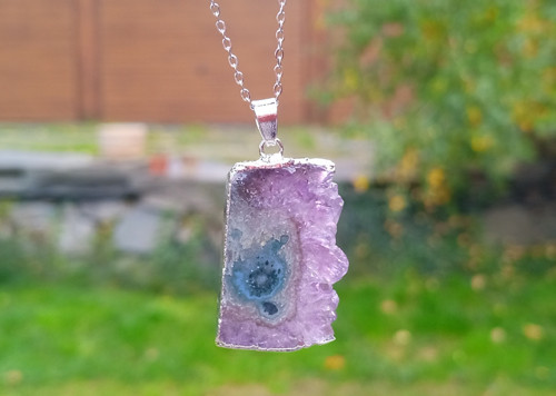 Ocelový náhrdelník se surovým ametystem 33x21 mm