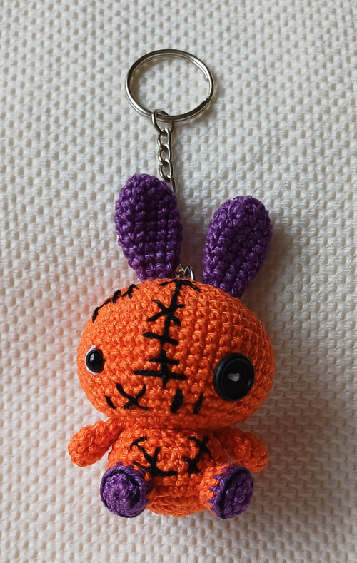 Přívěšek Voodoo zajíček oranžovo-fialový