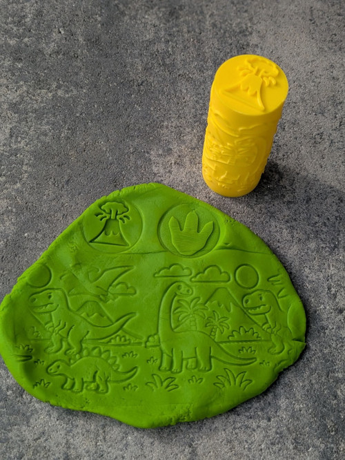 Váleček na modelínu Dinosauři Montessori