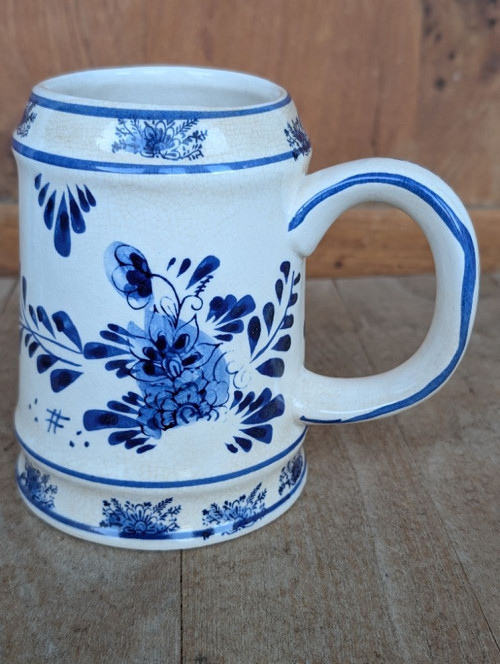 Malovaný keramický korbel ve stylu Delft Blue.