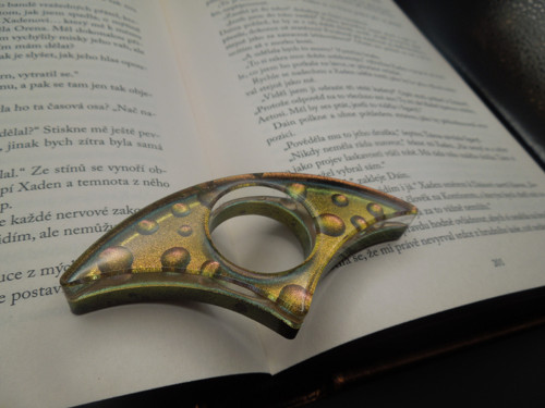 Designový držák stránek „Book Lover“ 02