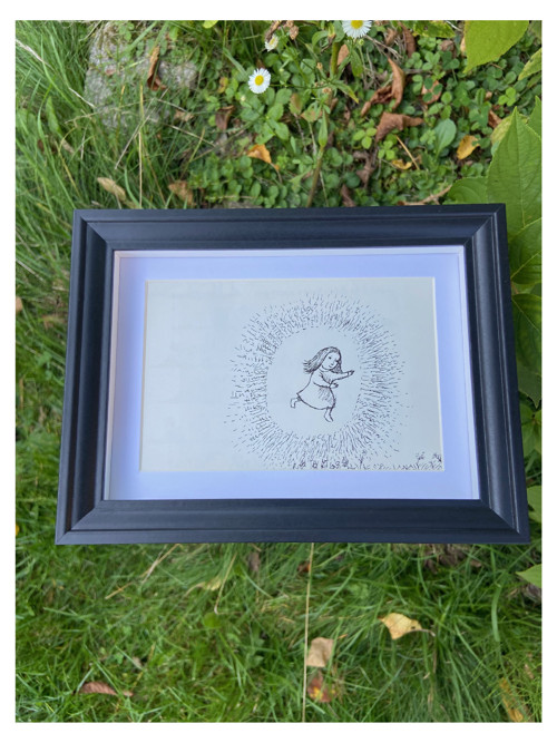 Krásná vintage ilustrace – Běžící dívka / Světlo