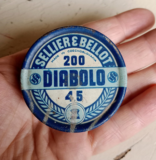 Stará plechová krabička na diabolky