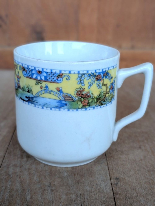 Starobylý porcelánový hrneček, orientální motiv.