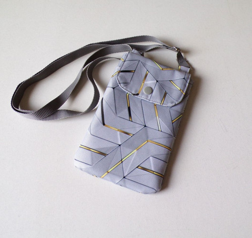 Kabelka na mobil crossbody - geo vzor na šedé