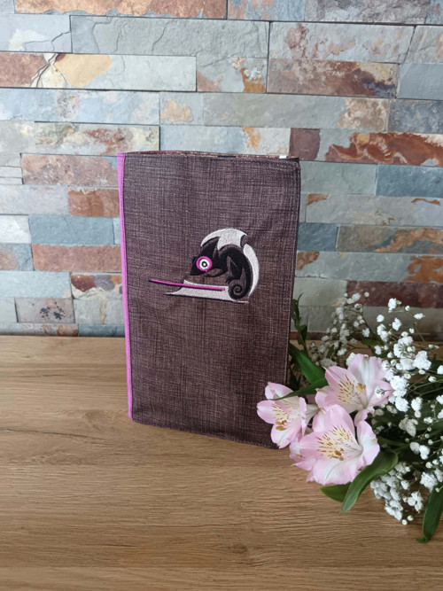 Vyšívaný obal na knihu - Chameleon vínový