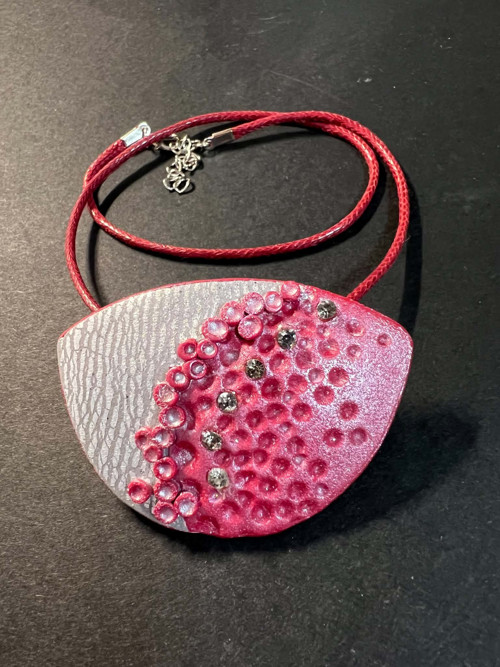 Elegantní náhrdelník s kamínky