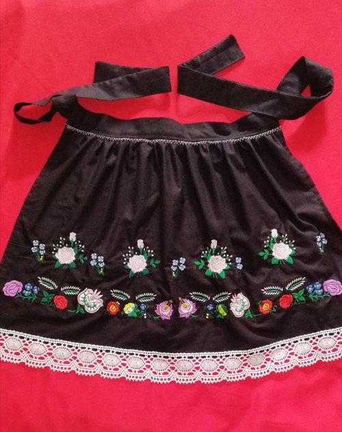 Zástěrka, zástěra ke kroji. Folklor.