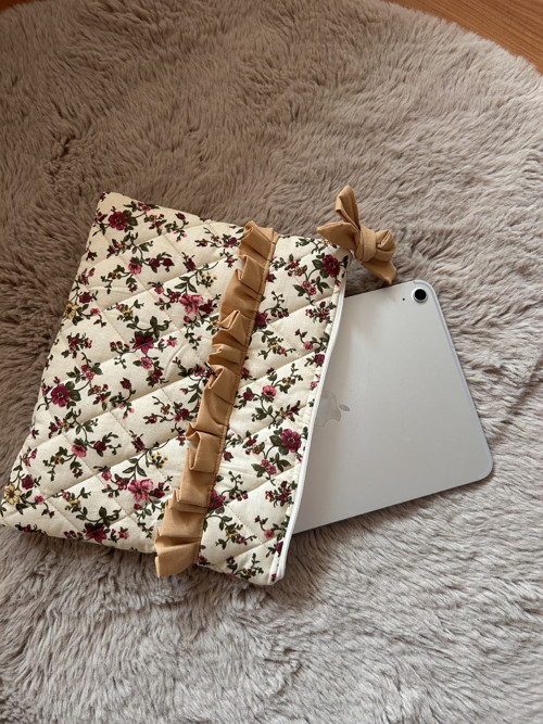 Květované pouzdro na iPad s volánkem