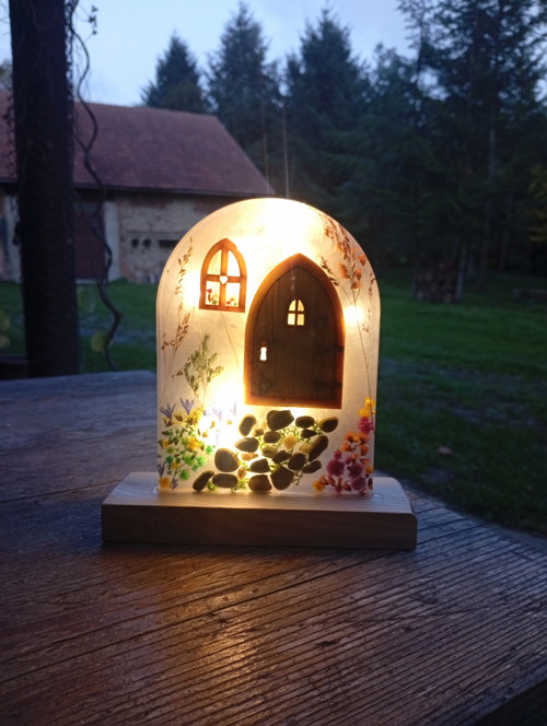 Lampa z pryskyřice Kouzelný domeček