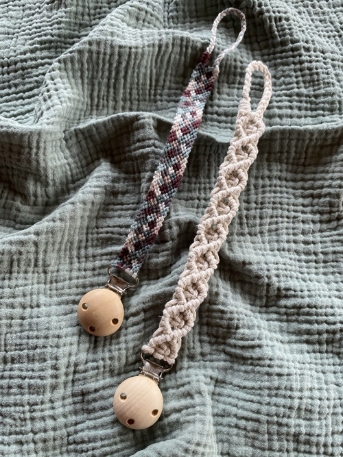 Set 2 kusy - klipy na dudlík (macramé)