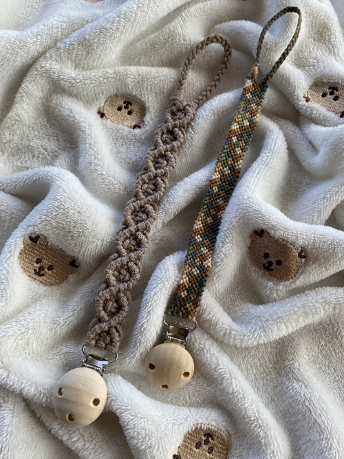Set 2 kusy - Klip na dudlík (macramé)