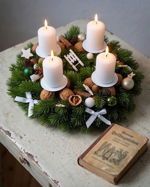 Adventní věnec s přírodními dekoracemi bílý