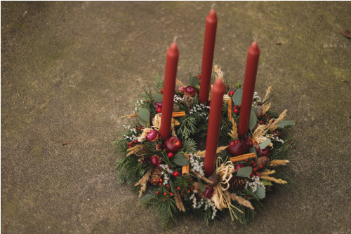 Adventní věneček přírodní červený