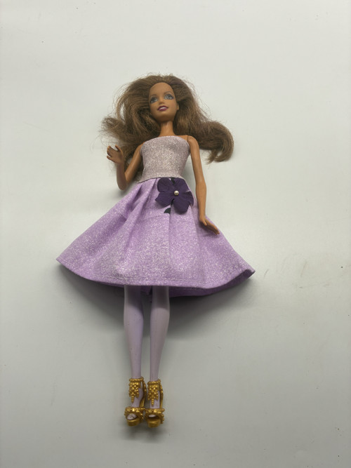 Fialové šatičky na Barbie zdobené kytičkou