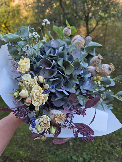 S modrou hortenzií, eukalypty, sušinou — foto 1