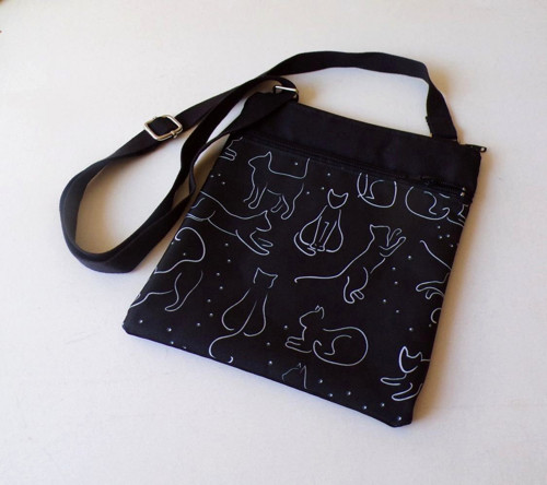Dámská kabelka crossbody černá s konturami koček
