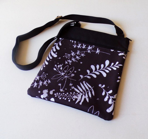 Dámská kabelka crossbody černá s bílými větvičkami