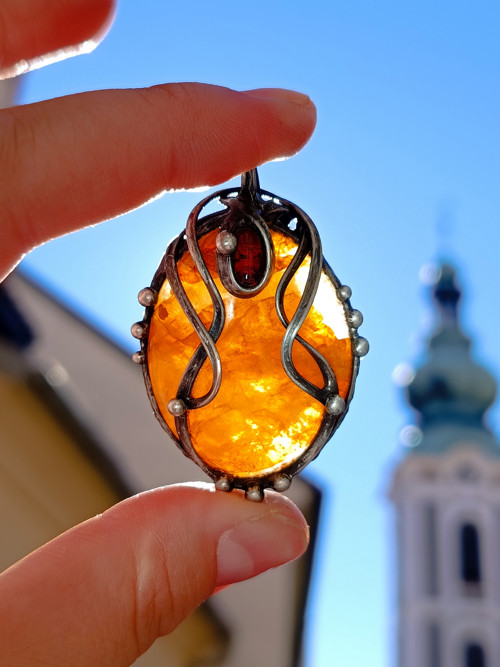 Křišťál s limonitem a granátem