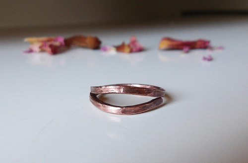 "Karma ellipse III." - LOVE text ring — foto 1