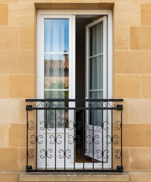 Kované zábradlí na francouzské okno s ornamenty
