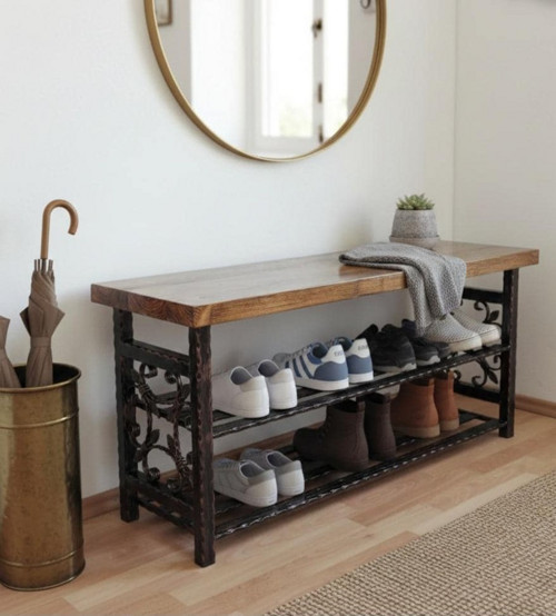 Kovaná lavice do předsíně s botníkem a ornamenty