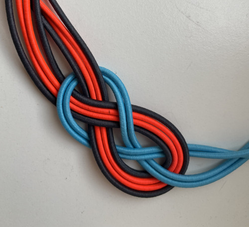 Náhrdelník s asymetrickým uzlem neon