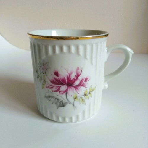 Porcelánový hrnek s růžovou květinou