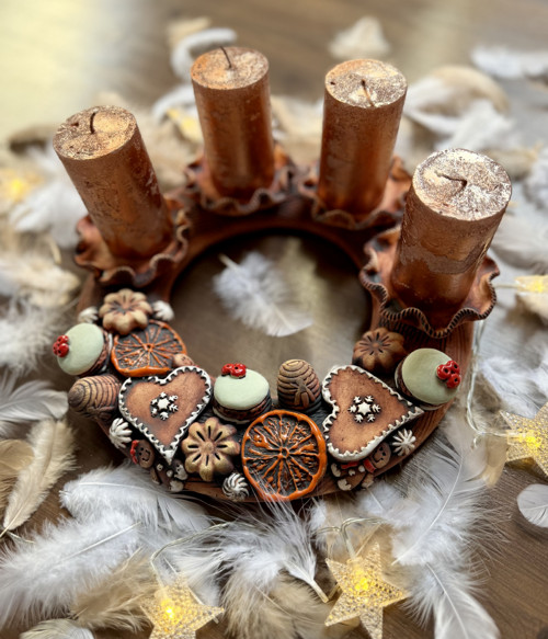 Adventní věnec s vůní perníčků,cukroví a makronek…