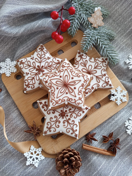 Vánoční perníková hvězda s ornamenty