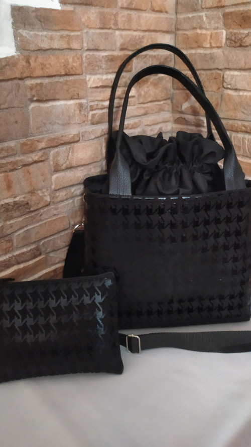 Černá elegantní - stahovací kabelka