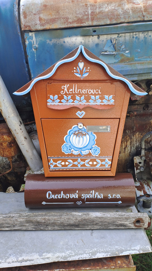 Poštovní schránka s belasým ornamentom