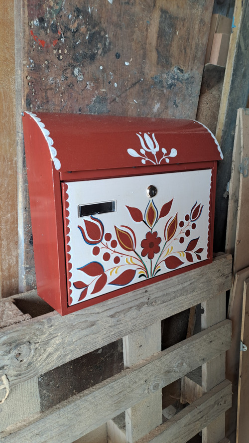 Veľká poštová schránka s ľudovým ornamentom