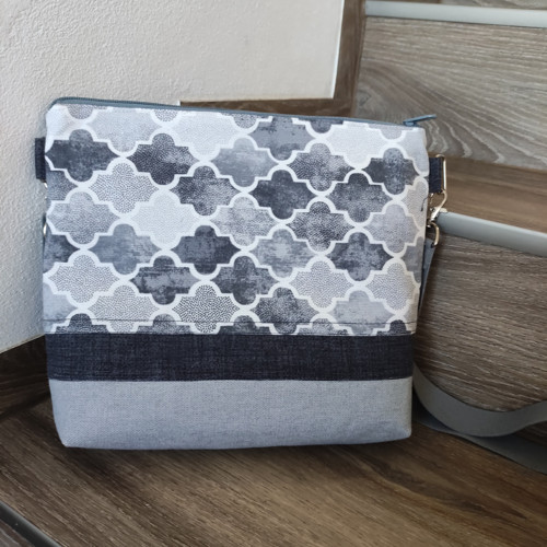 Kabelka crossbody grafický vzor šedá bîlá