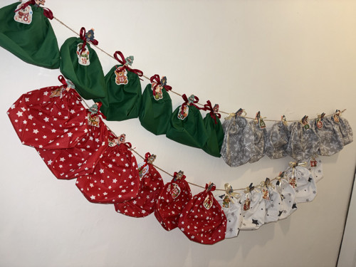 Ručně šitý adventní kalendář — foto 1