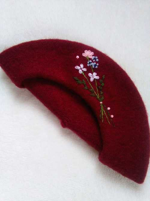 Pařížanka 25 (ručně vyšívaný baret)