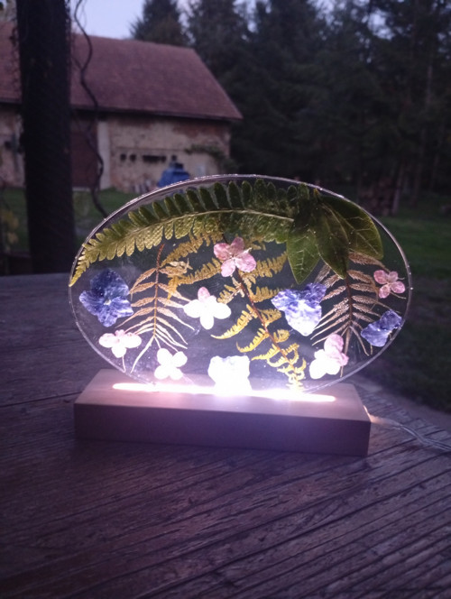 Lampa z pryskyřice Letní louka