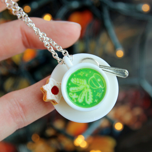 Vánoční matcha latte s lineckým cukrovím