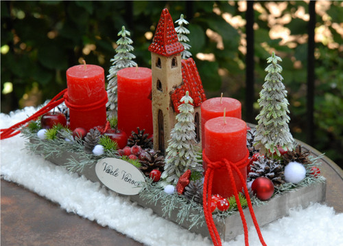Adventní dekorace se svítícím kostelíkem