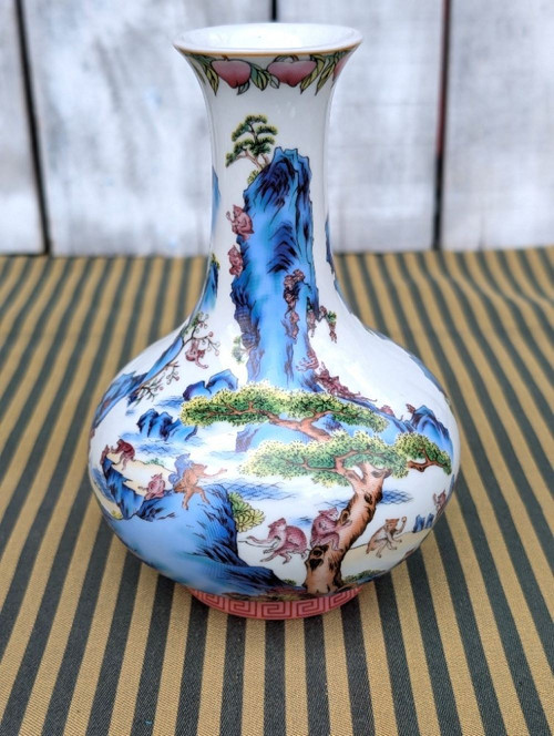 Čínská porcelánová váza s motivem opic v horách
