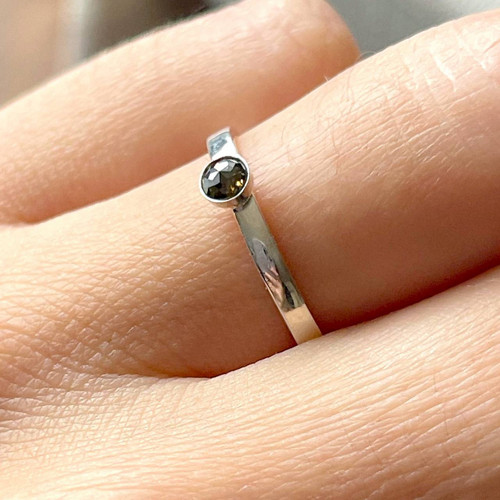 Stříbrný prsten s hnědým diamantem E019