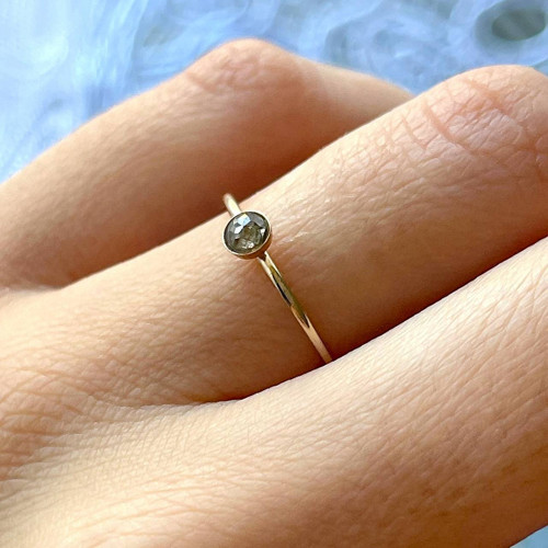 Stříbrný zlacený prsten s hnědým diamantem E019