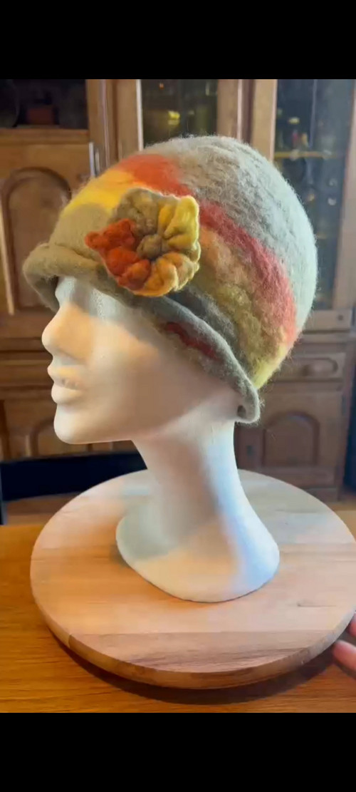 Plstěná čepice beige orange — foto 1