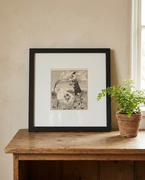 Mumínek mezi květinami vintage ilustrace rámovaná