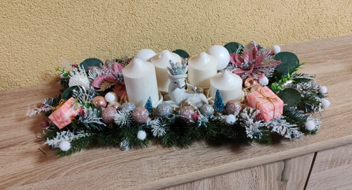 Trvanlivý bílo - růžový adventní svícen