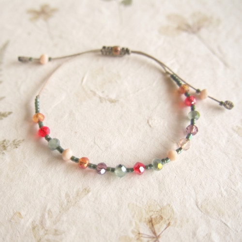 Boho náramek s korálky a krystaly a Miyuki