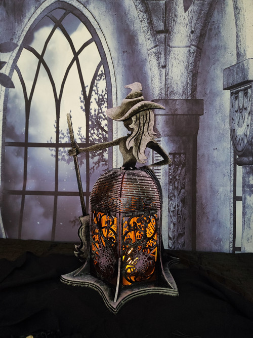 Halloweenský svícen - čarodějnice s koštětem