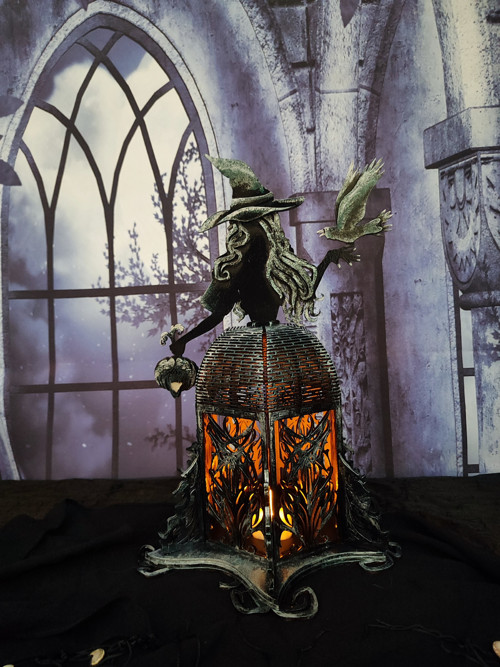 Halloweenský svícen - čarodějnice s ptákem