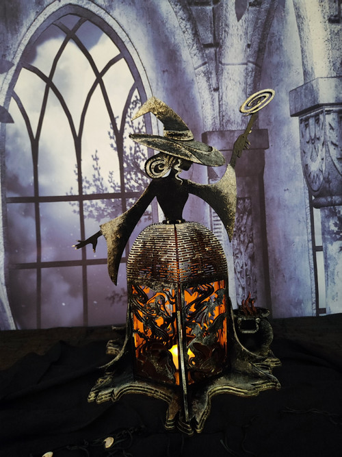 Halloweenský svícen - čarodějnice s hůlkou