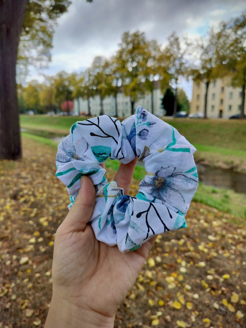 Bavlněná scrunchies gumička - pastelové květy
